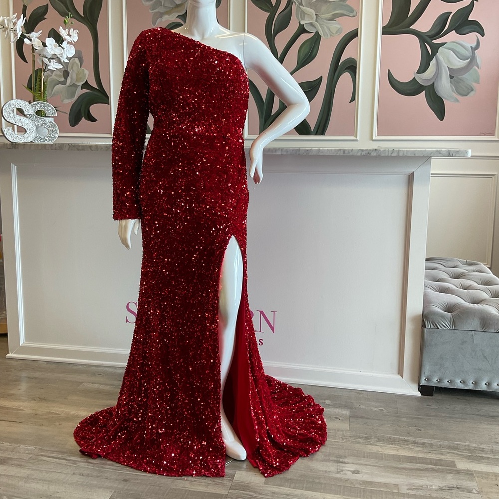 Red portiaandscarlett dress